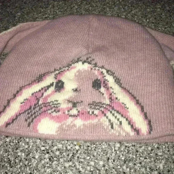 Women hat for winter super Kool worn once ✅✅ - Picture 3 of 8